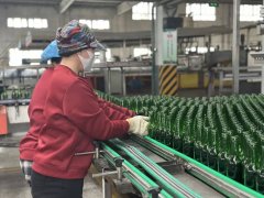 在传送带上列队前进