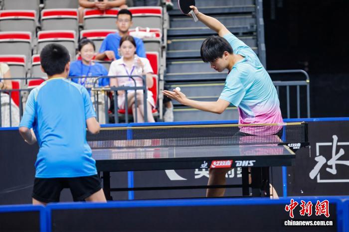 两岸青年乒乓球交流赛在京首钢园开幕 百人共聚
