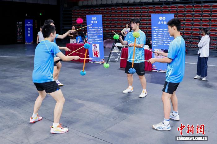 两岸青年乒乓球交流赛在京首钢园开幕 百人共聚