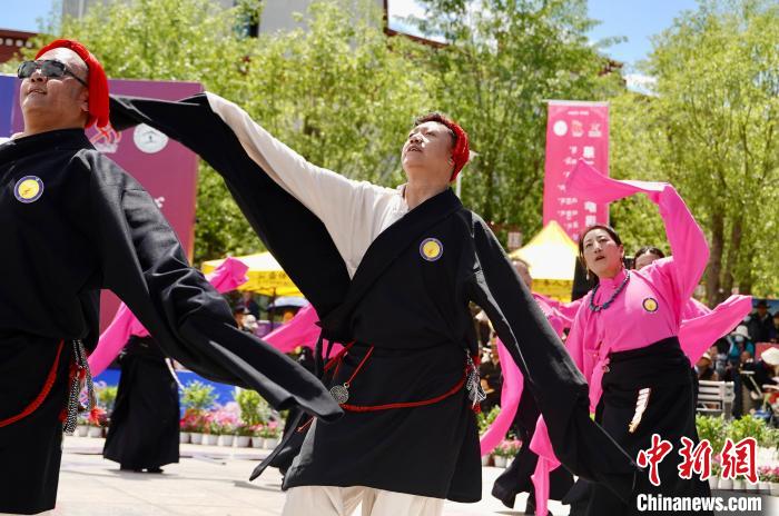 拉萨市民休闲区示范点授牌暨锅庄舞大赛盛大举