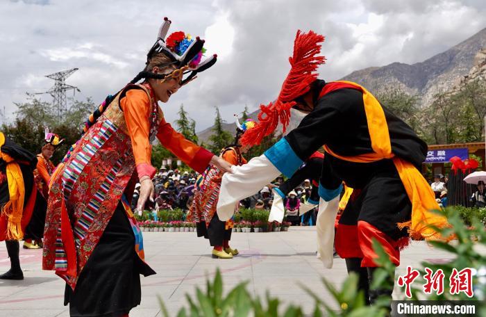 拉萨市民休闲区示范点授牌暨锅庄舞大赛盛大举