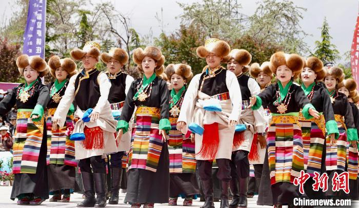 拉萨市民休闲区示范点授牌暨锅庄舞大赛盛大举