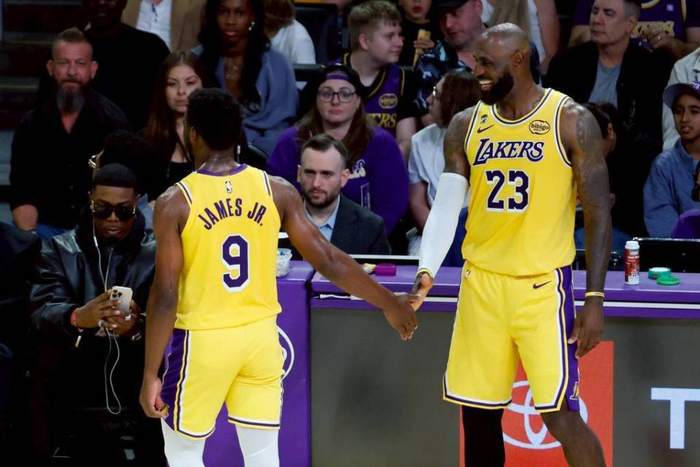 勒布朗·詹姆斯双子星闪耀赛场 父子同台见证篮