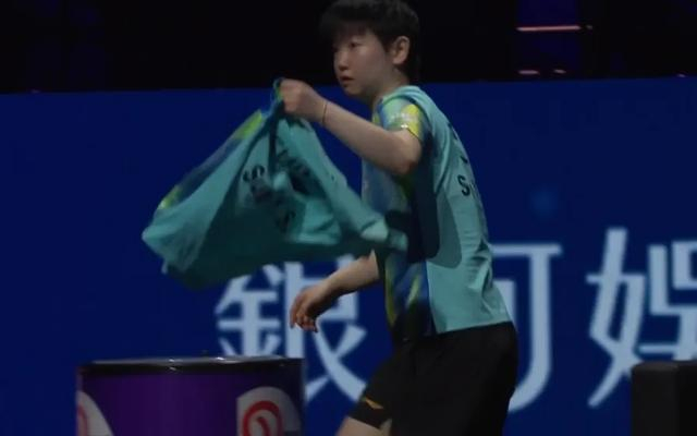 孙颖莎力克蒯曼晋级女单八强 换衣争议引热议