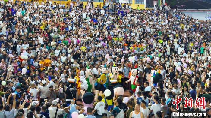 贵州“村超”八强诞生 卡卡现身助阵赛事持续升